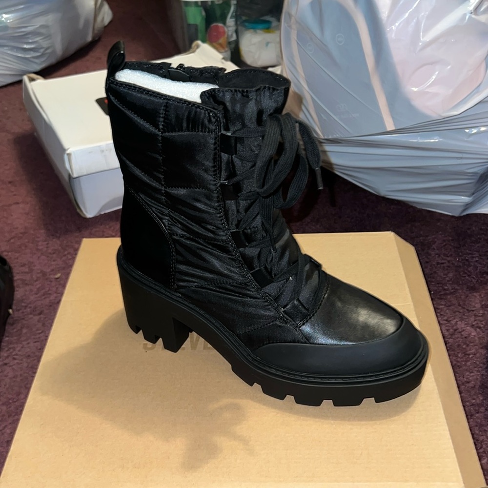 Heeled snow boots.